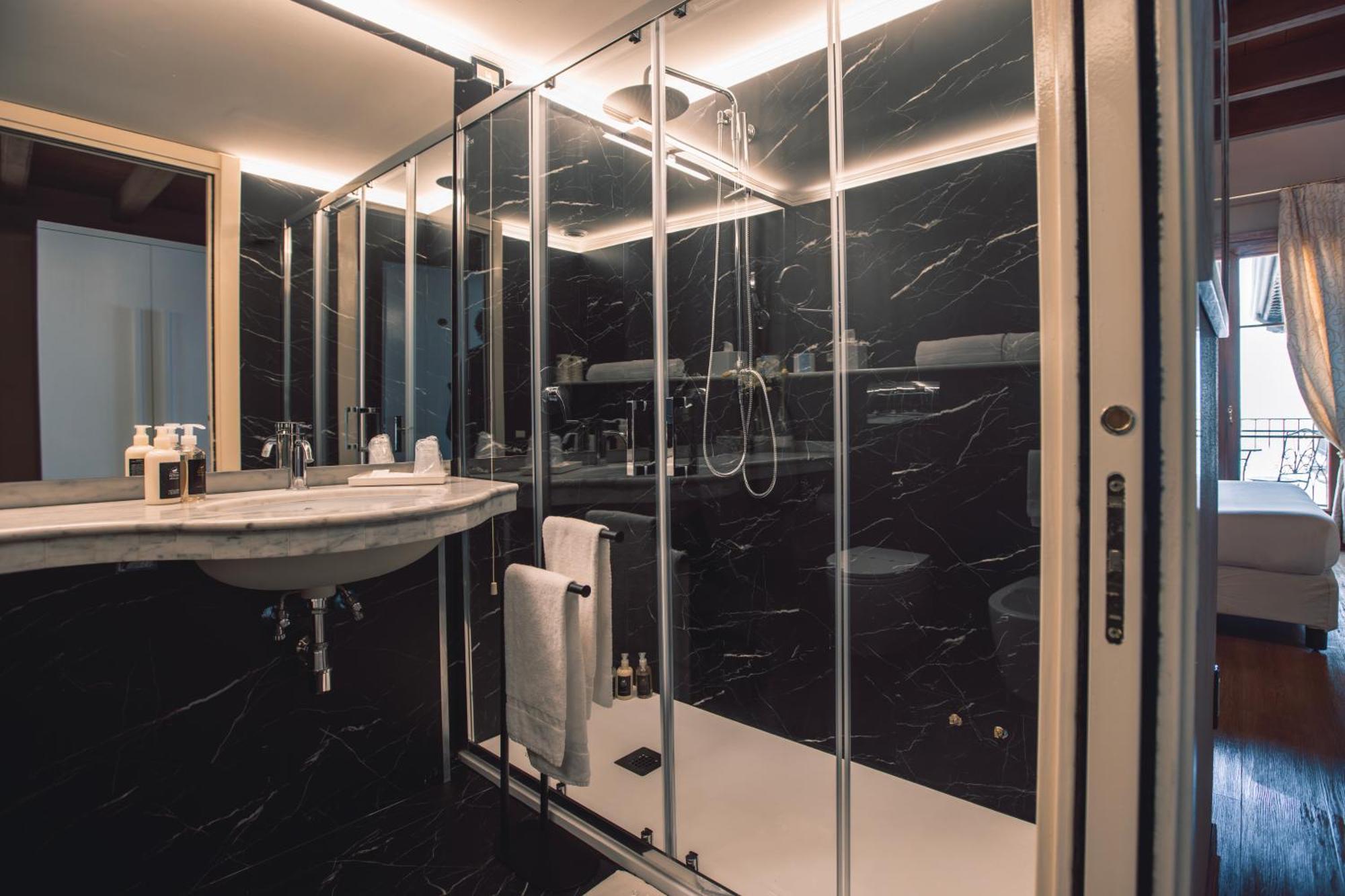 Hotel Villa Maria Au Lac - Estella Hotels Italia ตอสโกลาโน มาแดร์โน ภายนอก รูปภาพ